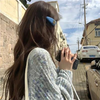 仰望天空的少女瞳中映照的世界